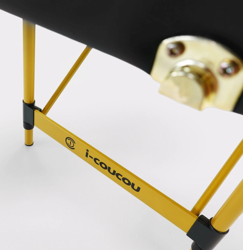 Łóżko Space Gold 60cm w użyciu podczas zabiegu przedłużania rzęs