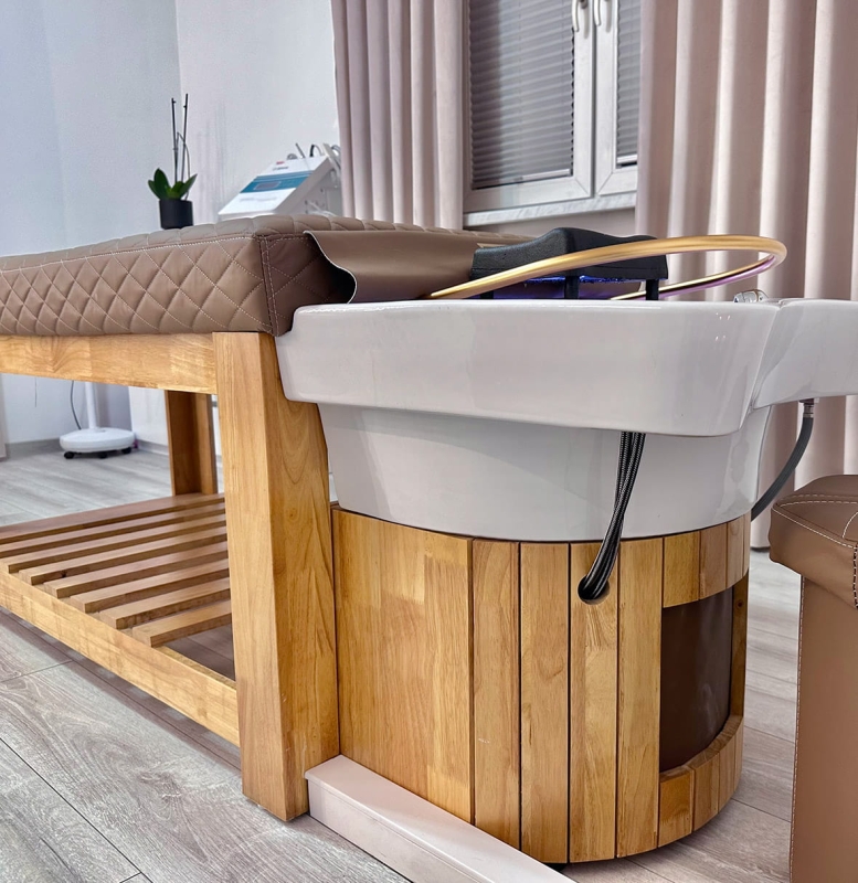 Zabieg trychologiczny na myjce HEAD SPA w profesjonalnym salonie