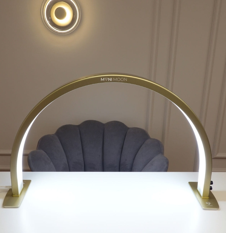 Lampa kosmetyczna Mani Moon złota z boku pokazująca regulowany kąt nachylenia i elegancki design