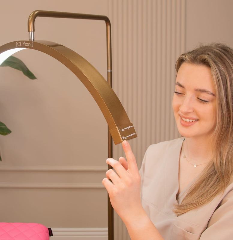 Porównanie oświetlenia bez lampy i z lampą POL Moon II GOLD 2500 LM