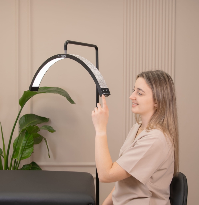 Regulacja wysokości lampy POL Moon II 115-168 cm - demonstracja zakresu