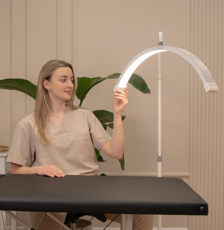 Lampa do rzęs POL Moon II z cyrkoniami w pracy - oświetlenie stanowiska kosmetycznego