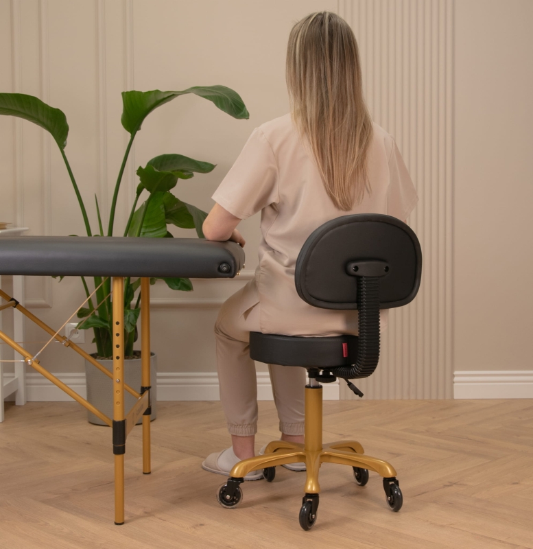 Taboret kosmetyczny płaski w użyciu w salonie kosmetycznym - elegancki design