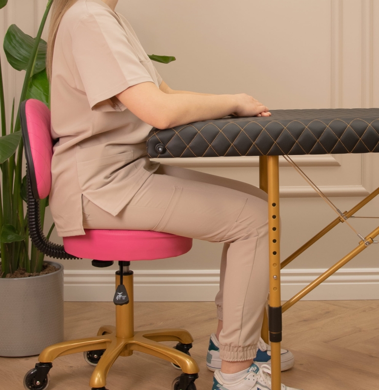 Łóżko kosmetyczne Space Gold podczas zabiegu przedłużania rzęs