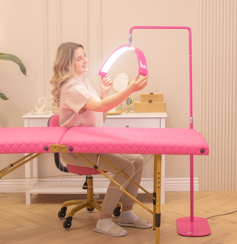 Lampa POL Moon III HOT PINK podczas zabiegu przedłużania rzęs w salonie