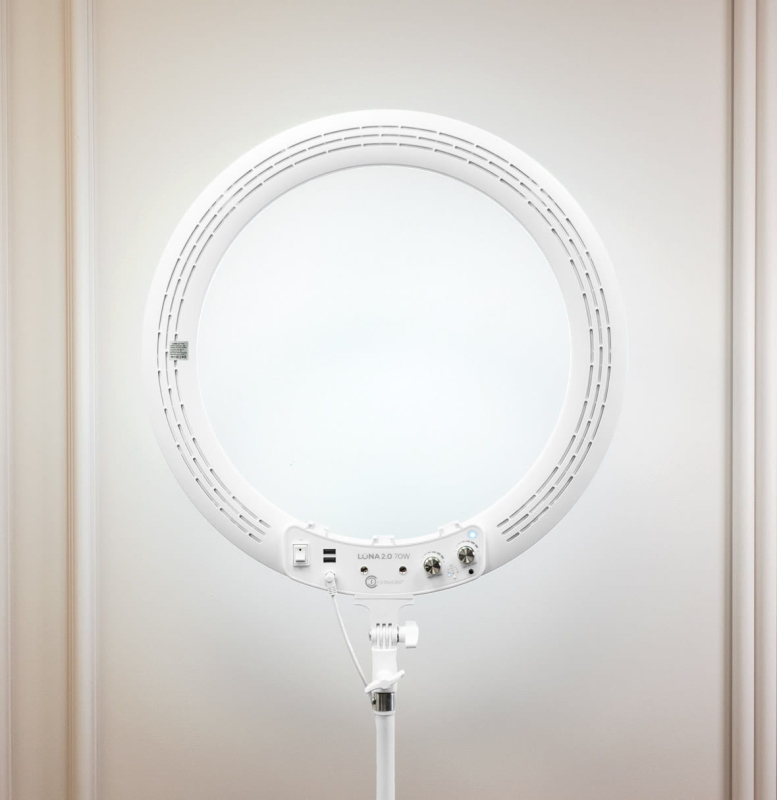 Zbliżenie na panel sterowania lampy LUNA RING 2.0 z pokrętłami regulacji
