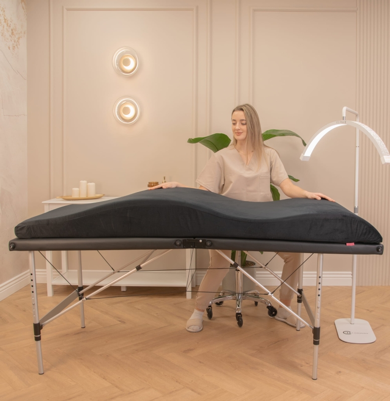 Stylista rzęs pracująca z klientką na materacu coucou CLOUD 2.0 - profesjonalne użycie