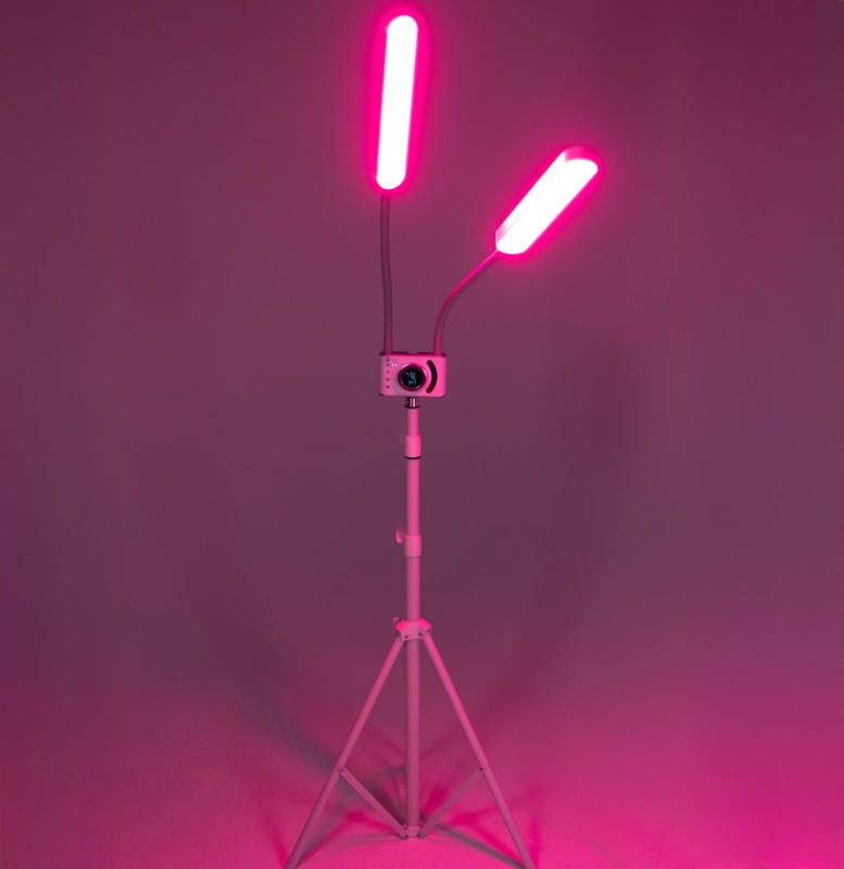 Uchwyt na telefon lampy Duo Studio Color umieszczony między ramionami