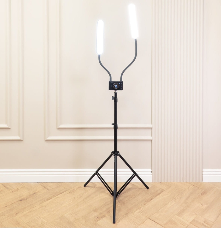 Port USB na tylnej części panelu sterowania lampy kosmetycznej Duo Star Lash PRO