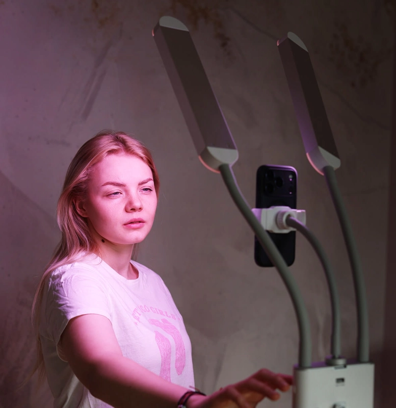 Duo Studio Color lampa RGB widok z boku z rozłożonymi ramionami