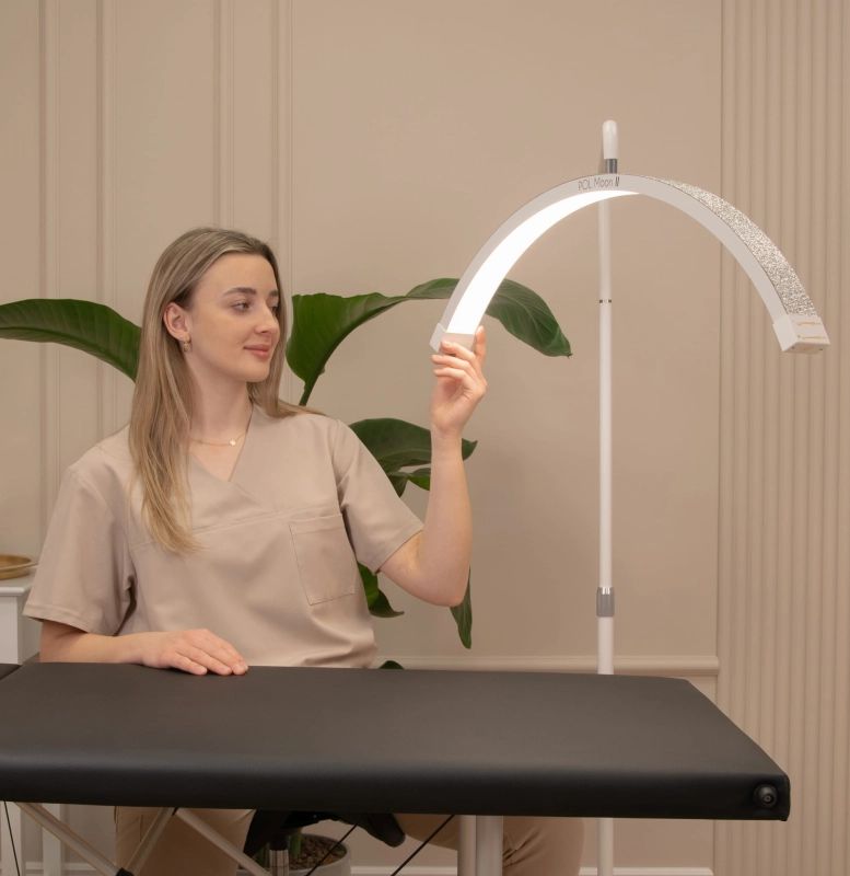 Lampa do rzęs POL Moon II z cyrkoniami w pracy - oświetlenie stanowiska kosmetycznego