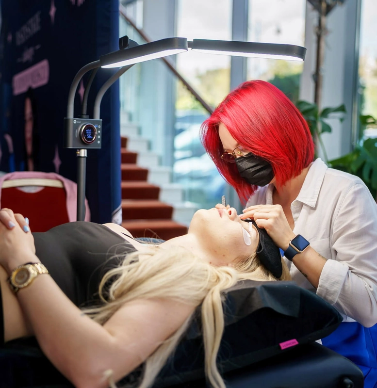 Uchwyt na telefon umieszczony centralnie między ramionami lampy Duo Star Lash PRO