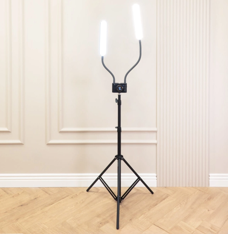 Port USB na tylnej części panelu sterowania lampy kosmetycznej Duo Star Lash PRO