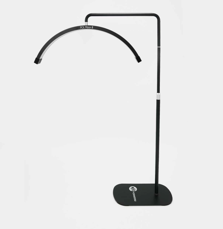 Lampa POL Moon II w użyciu podczas stylizacji rzęs