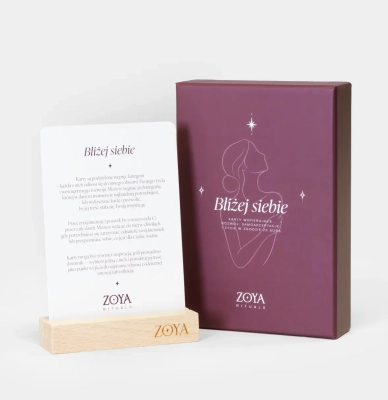 Karty afirmacyjne Bliżej siebie ZOYA RITUALS – 50 kart z drewnianym stojakiem