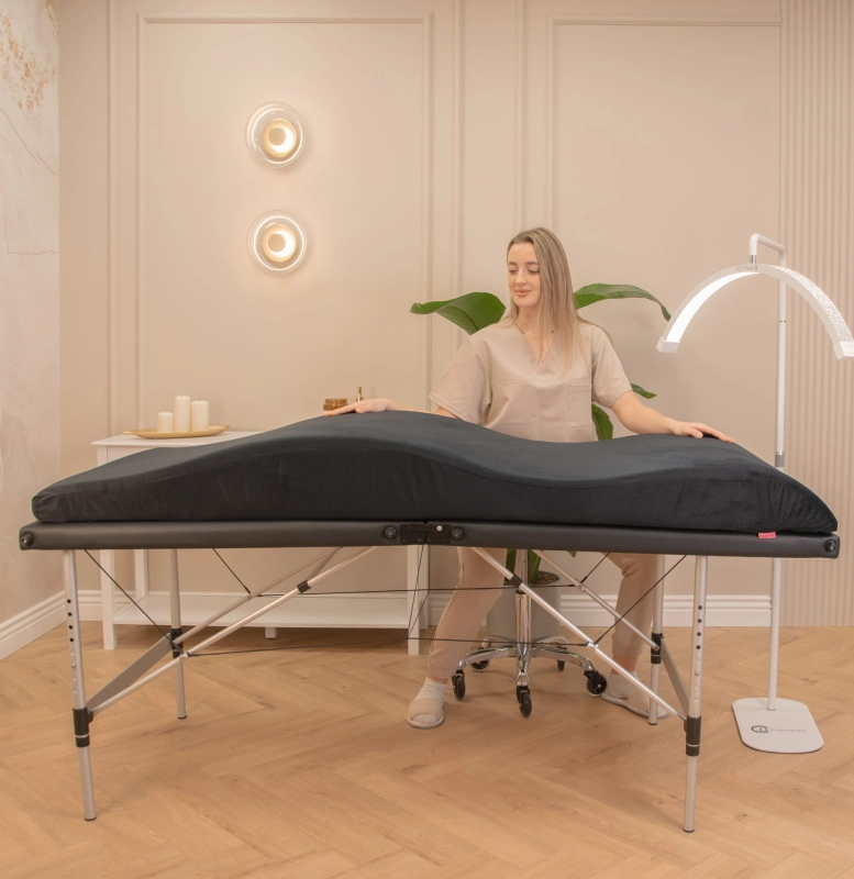 Stylista rzęs pracująca z klientką na materacu coucou CLOUD 2.0 - profesjonalne użycie
