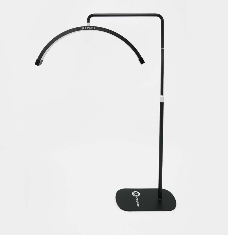Lampa POL Moon II w użyciu podczas stylizacji rzęs